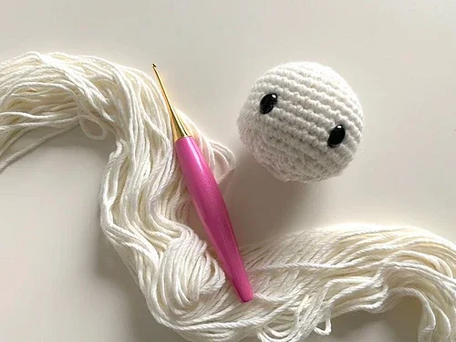 amigurumi bunny pattern head with white yarn and crochet hook